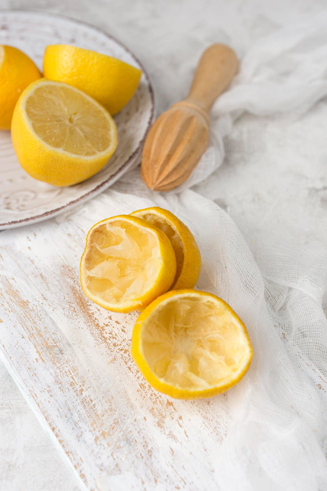 Vinaigrette maison au citron pressé, parfaite pour assaisonner des salades avec une saveur acidulée.